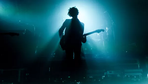 The 1975's Matty plays at War Child's BRITs Week together with O2.