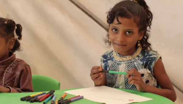 Girl in Yemen completes her drawing at a War Child centre.
