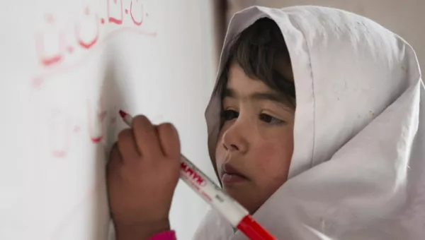 A girl is learning the alphabet in a War Child class in Afghanistan. Photo Kiana Hayeri / War Child UK