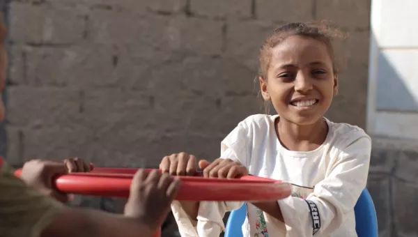 Aisha playing in a War Child child friendly space in Yemen.