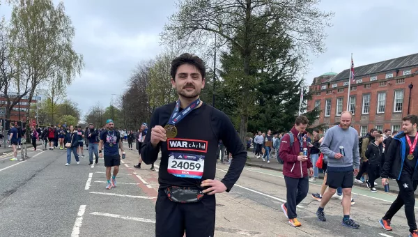 War Child runner at the 2023 Manchester Marathon