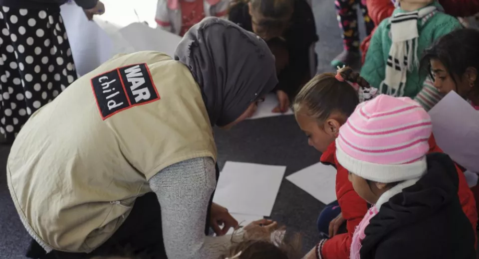 A War Child facilitator leading a session in one of our child friendly spaces for children from Mosul, Iraq. Photo: Marcia Chandra/War Child UK