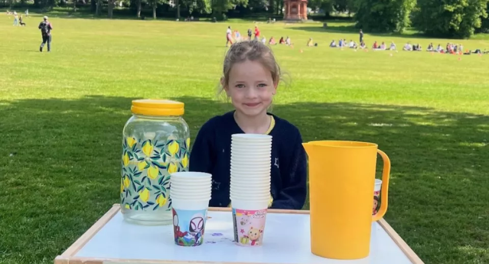 Arya sat at her lemonade stand 
