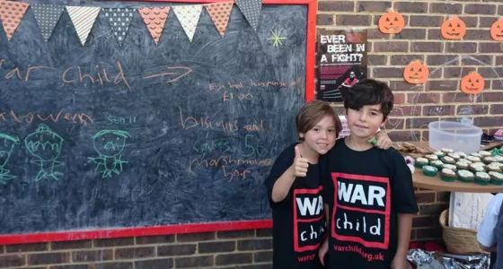 Two children fundraising for War Child.