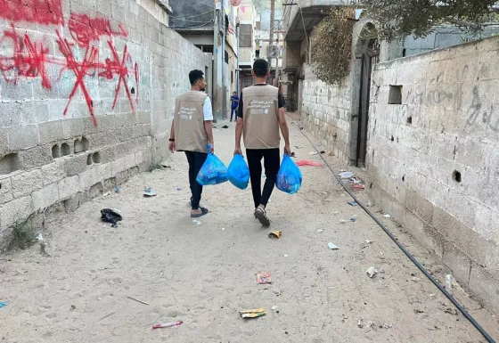 Our partners in Gaza distributing kits to families.