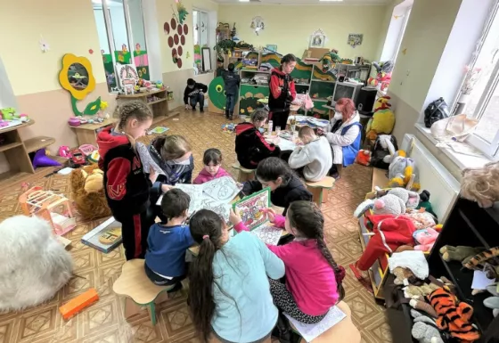 Children who fled from Ukraine who found refuge in a collective shelter in Moldova are drawing as part of psychological first aid. Their drawings tell the first aid team about their experiences and their state of mind. Children severely affected by the war receive psychological support or are referred to specialist care. 
