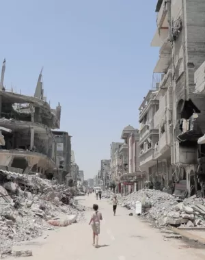 Kinder, die zwischen eingestürzten Gebäuden in Gaza laufen. 